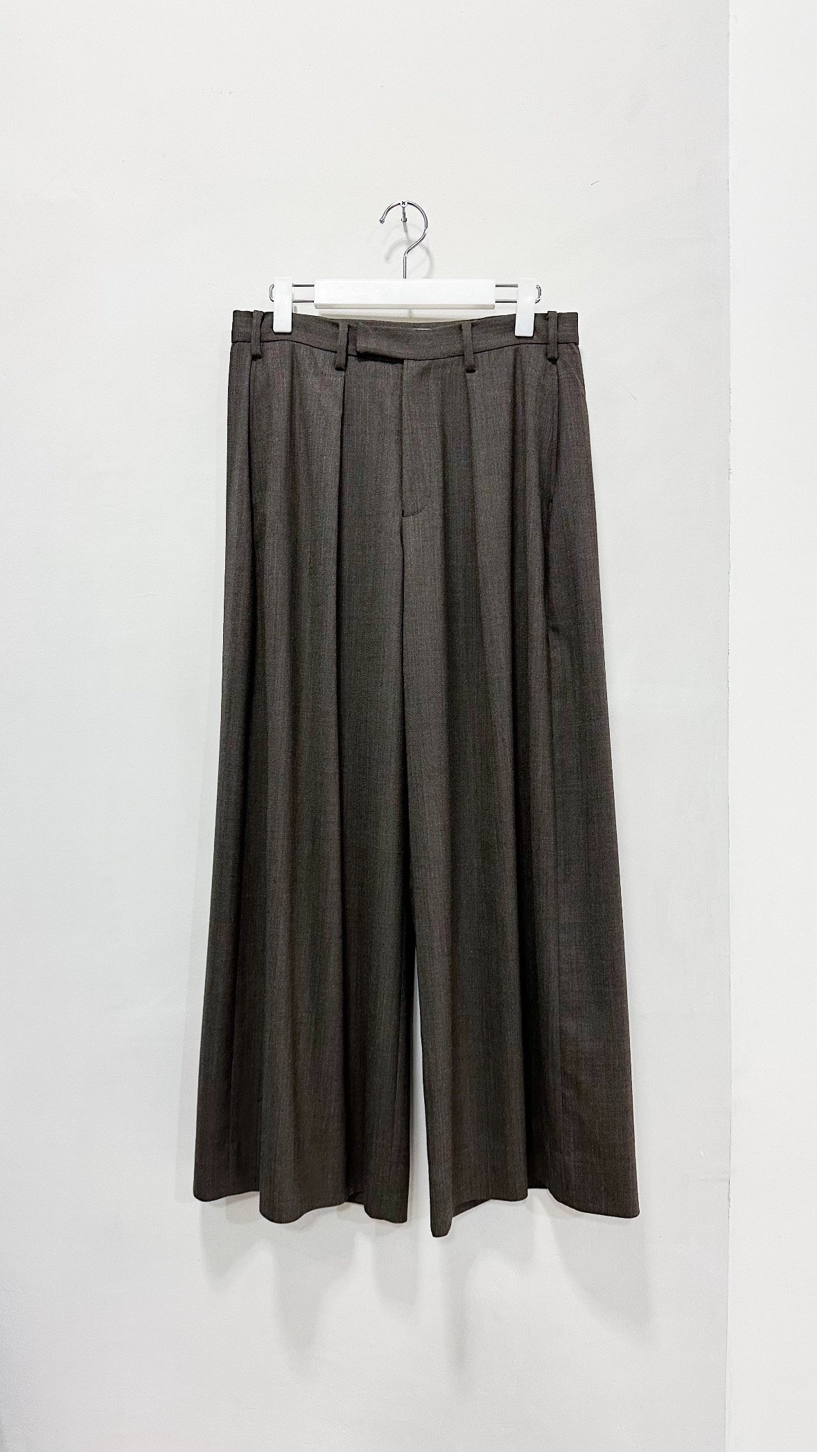 <img class='new_mark_img1' src='https://img.shop-pro.jp/img/new/icons47.gif' style='border:none;display:inline;margin:0px;padding:0px;width:auto;' />Low-rise Wide-leg Trousers