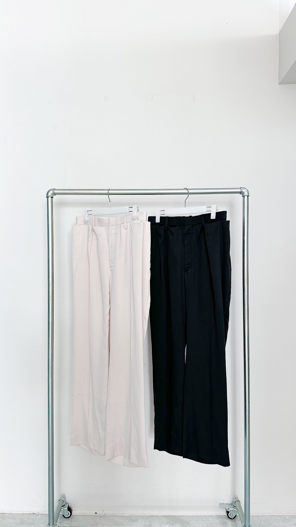 <img class='new_mark_img1' src='https://img.shop-pro.jp/img/new/icons47.gif' style='border:none;display:inline;margin:0px;padding:0px;width:auto;' />waist tuck trousers