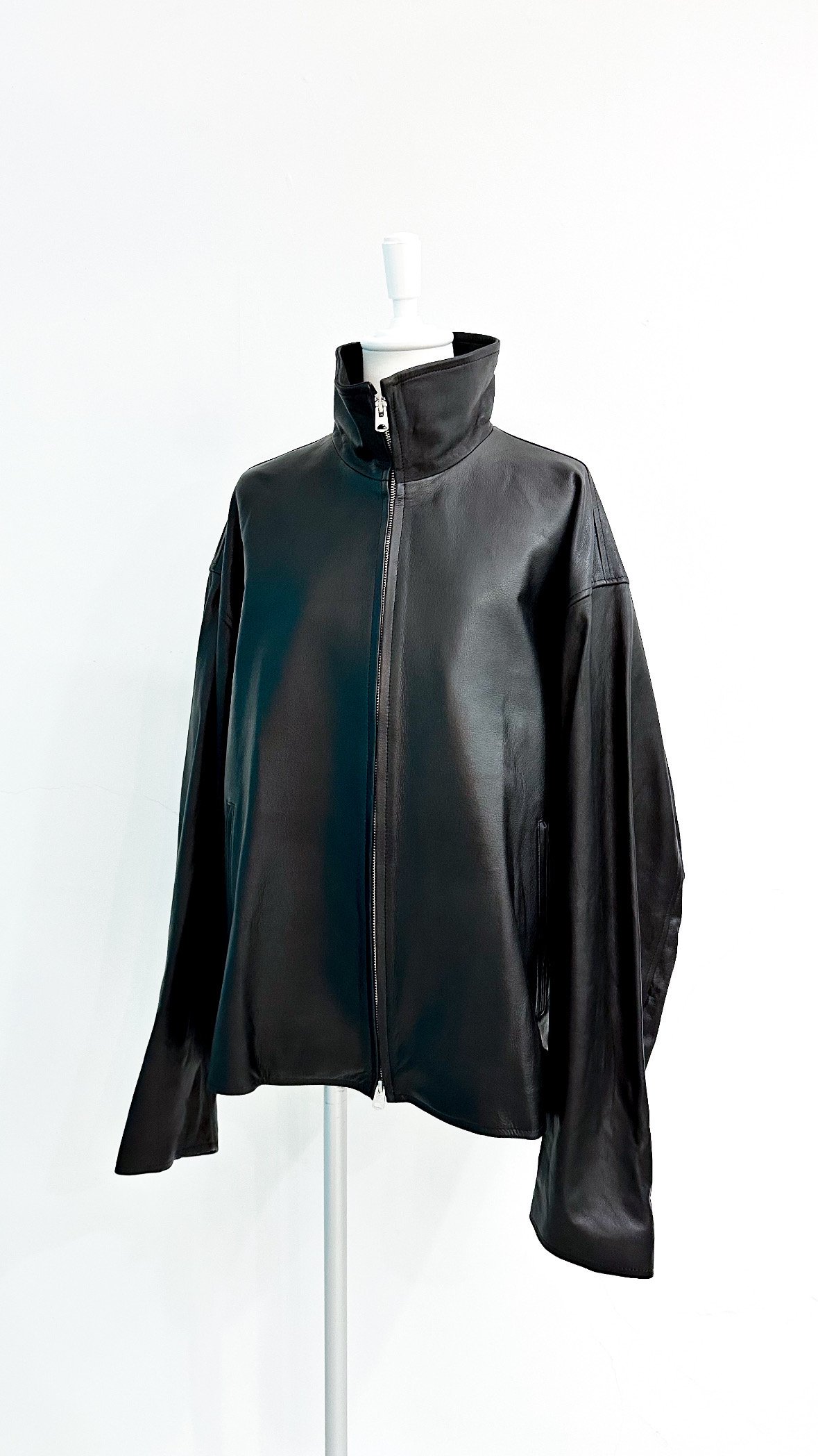 <img class='new_mark_img1' src='https://img.shop-pro.jp/img/new/icons47.gif' style='border:none;display:inline;margin:0px;padding:0px;width:auto;' />LEATHER RIDERS JACKET