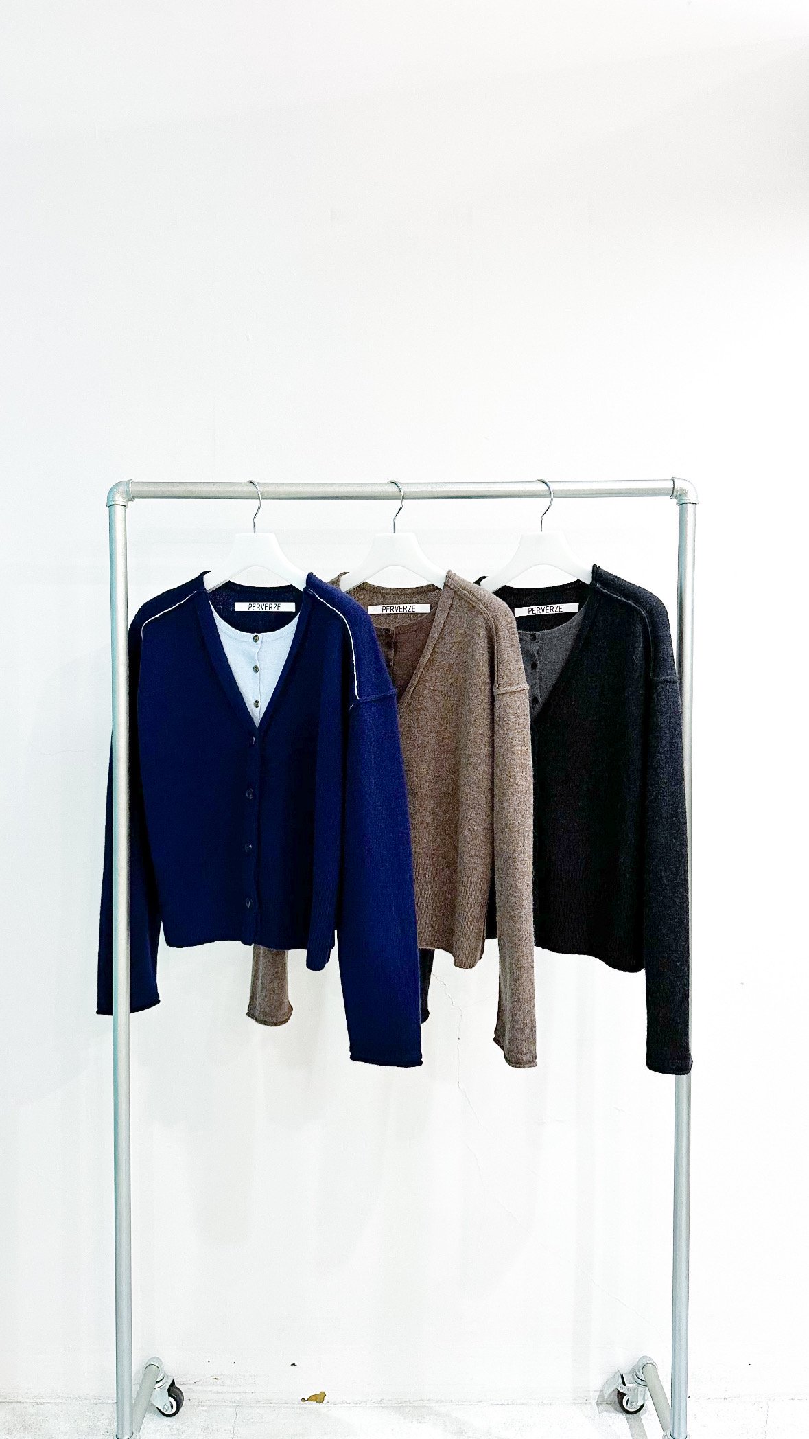 <img class='new_mark_img1' src='https://img.shop-pro.jp/img/new/icons47.gif' style='border:none;display:inline;margin:0px;padding:0px;width:auto;' />Twin Layered Knit Cardigan