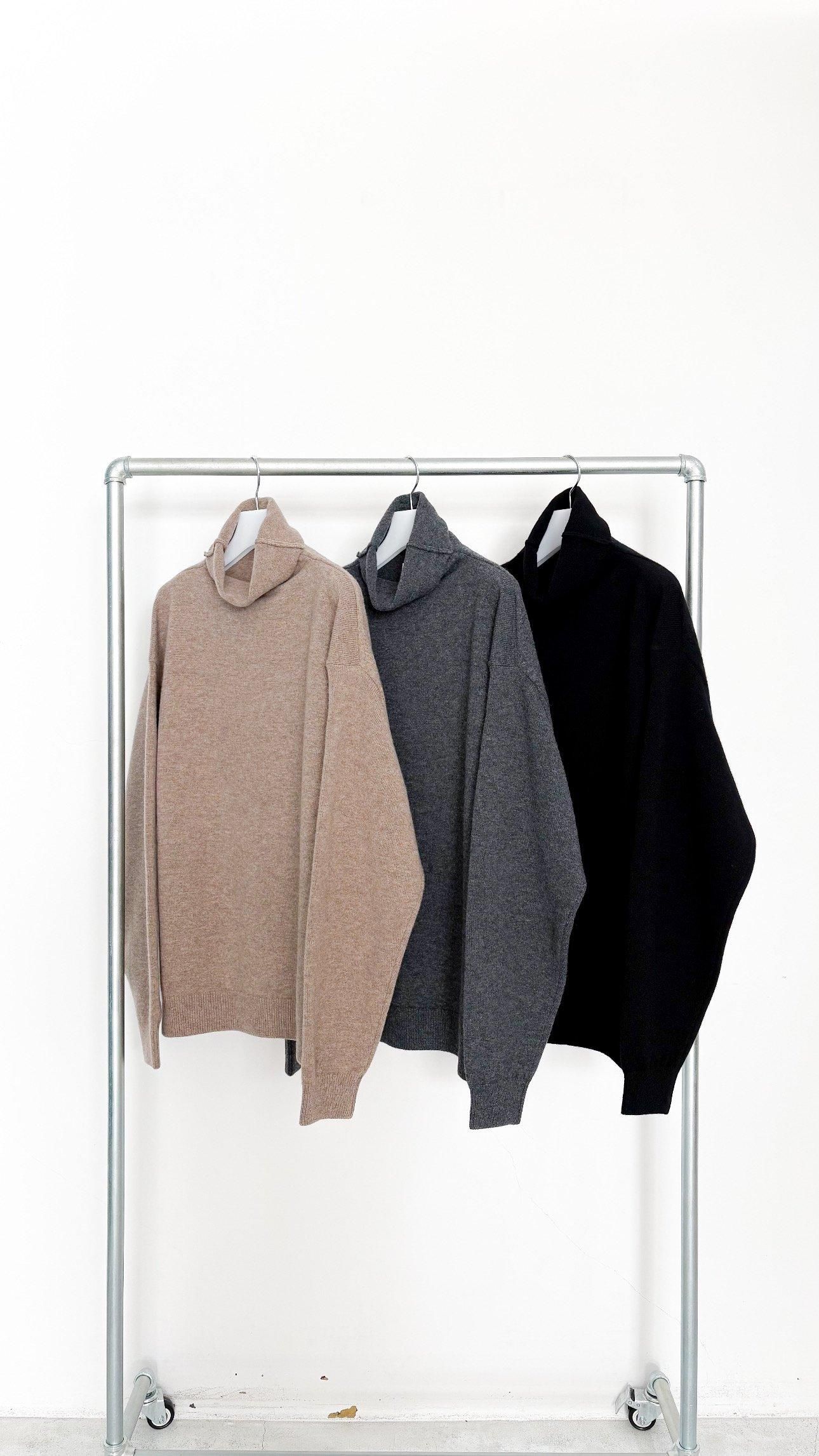 HIGH NECK KNIT