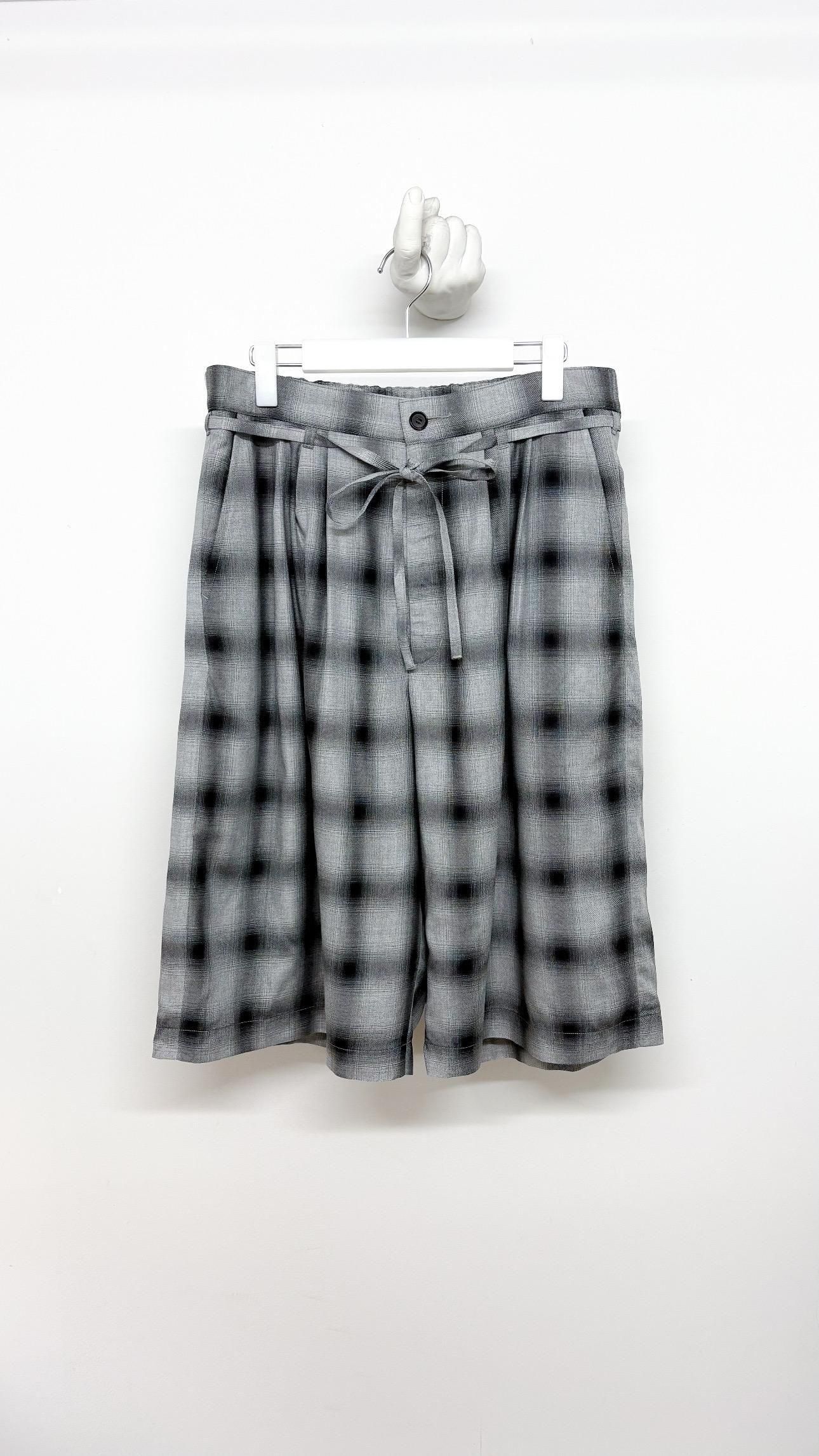 <img class='new_mark_img1' src='https://img.shop-pro.jp/img/new/icons47.gif' style='border:none;display:inline;margin:0px;padding:0px;width:auto;' />3TUCKED CROP SHORTS