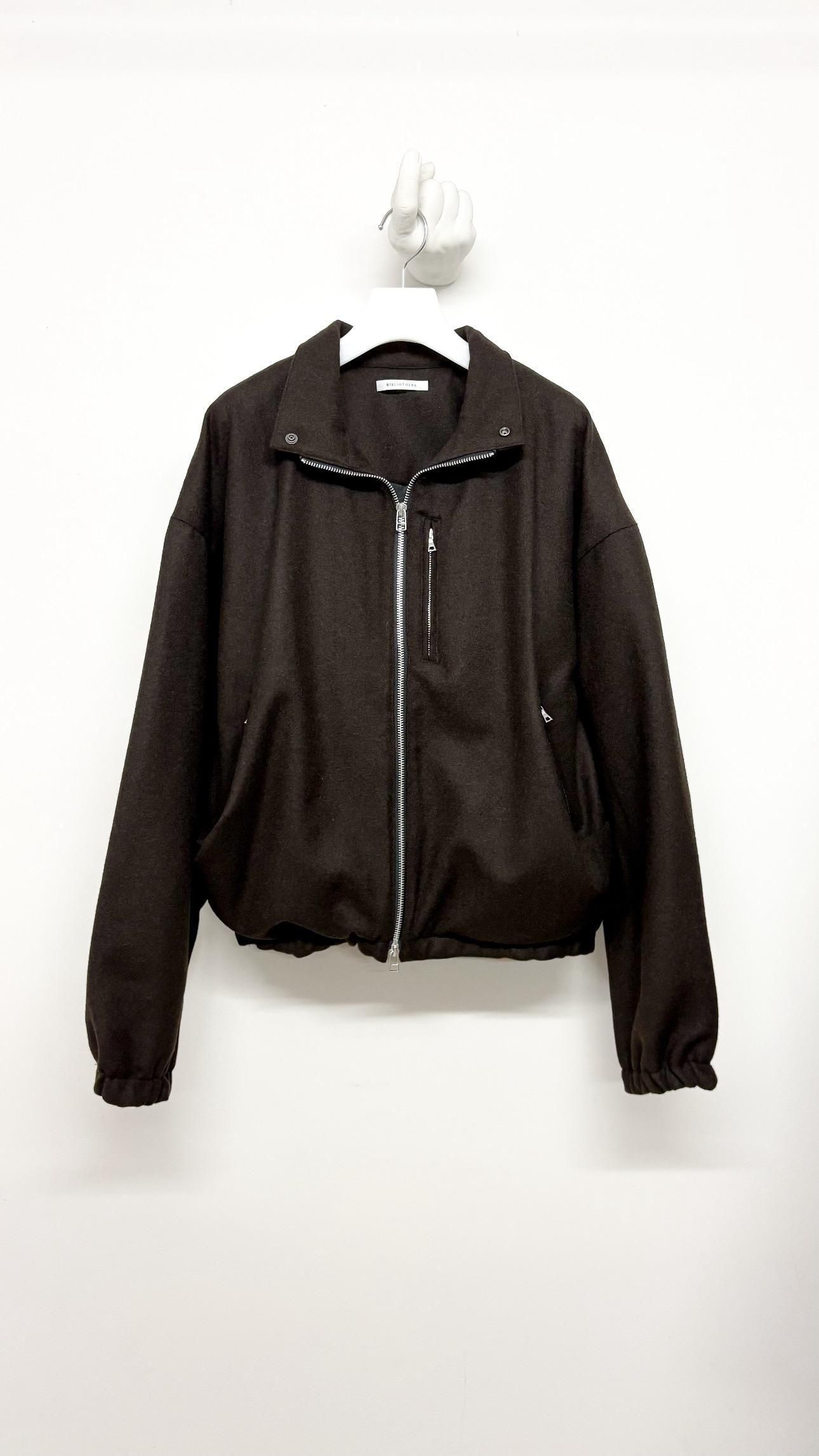 <img class='new_mark_img1' src='https://img.shop-pro.jp/img/new/icons47.gif' style='border:none;display:inline;margin:0px;padding:0px;width:auto;' />DRAPED BLOUSON