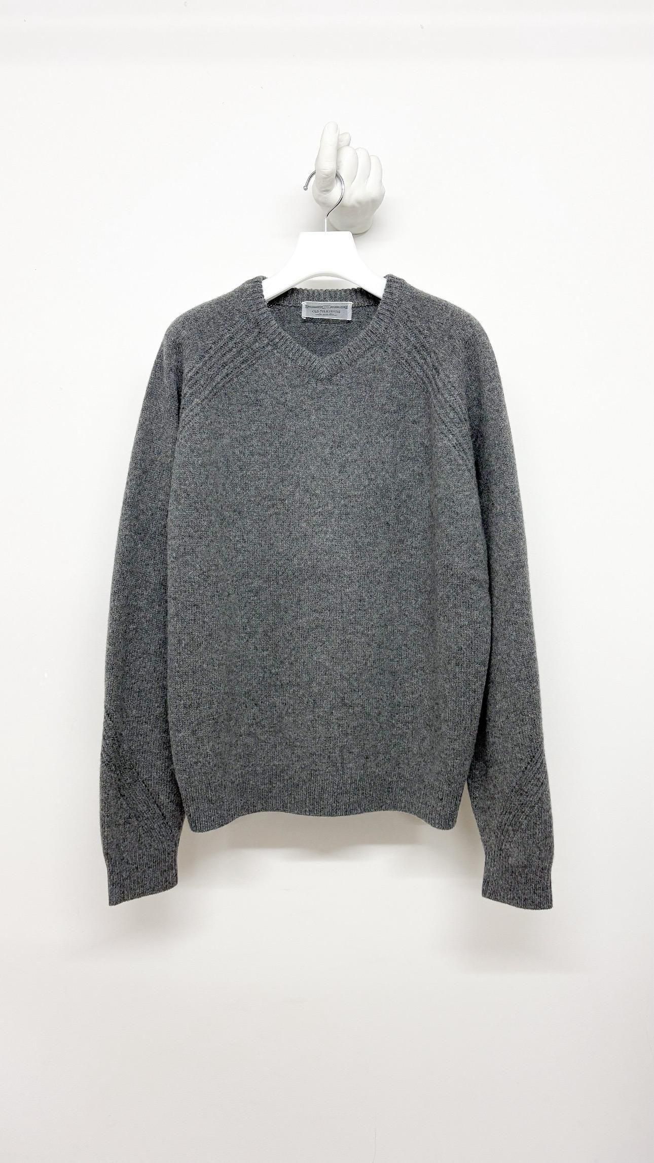 <img class='new_mark_img1' src='https://img.shop-pro.jp/img/new/icons47.gif' style='border:none;display:inline;margin:0px;padding:0px;width:auto;' />V-Neck Sweater