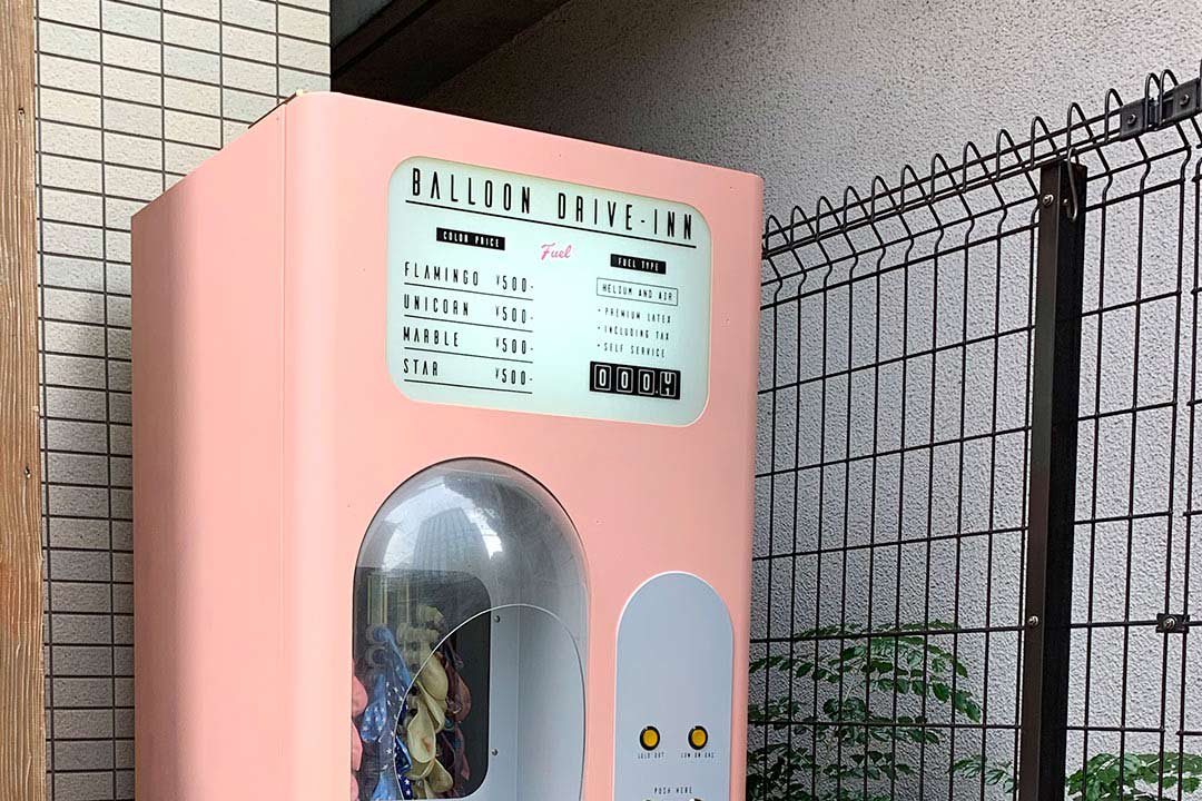 ピンクで可愛い自動販売機は写真映えします。