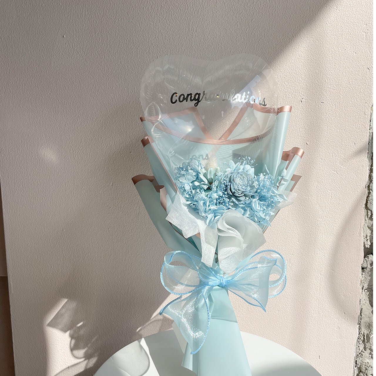 Charis Bouquet White Blue - フラワーバルーンブーケ - 各種お祝いや卒業や入学のお祝いにギフトバルーン
