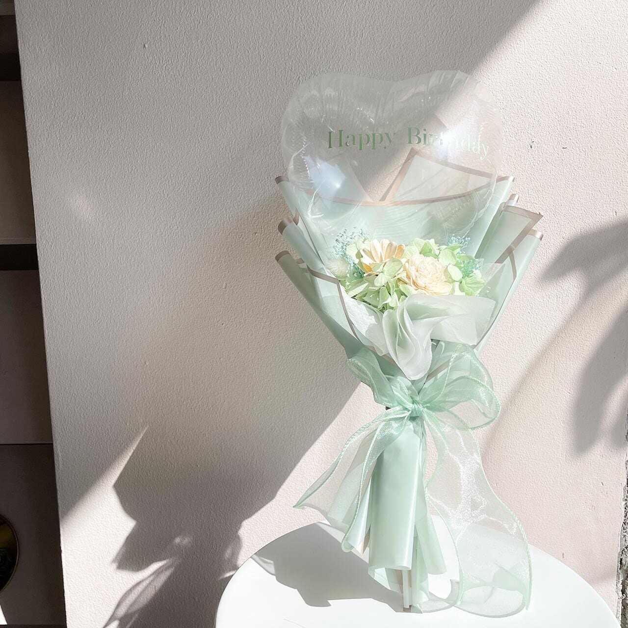 Charis Bouquet White Tiffany Blue - フラワーバルーンブーケ - 各種お祝いや卒業や入学のお祝いにギフトバルーン -  チャビーバルーン 大阪 名古屋 滋賀にあるおしゃれなバルーン電報 バルーン装飾 バルーンギフトのことならチャビーバルーン