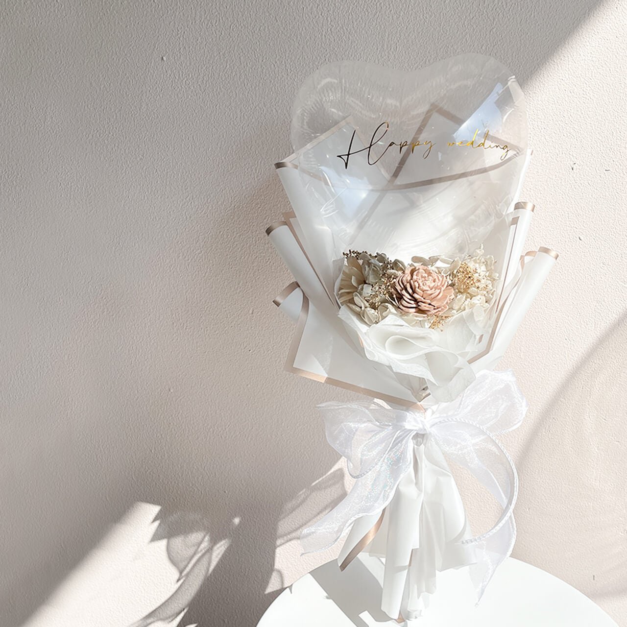 Charis Bouquet White- フラワーバルーンブーケ - 各種お祝いや卒業や入学のお祝いにギフトバルーン - チャビーバルーン 大阪  名古屋 滋賀にあるおしゃれなバルーン電報 バルーン装飾 バルーンギフトのことならチャビーバルーン