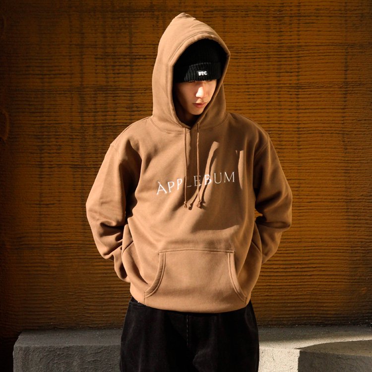 APPLEBUM（アップルバム) MUSEUM LOGO SWEAT PARKA (Brown) の