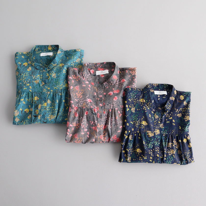 <img class='new_mark_img1' src='https://img.shop-pro.jp/img/new/icons14.gif' style='border:none;display:inline;margin:0px;padding:0px;width:auto;' />SOIL COTTON FLOWER PRINT BANDED COLLAR SHIRT