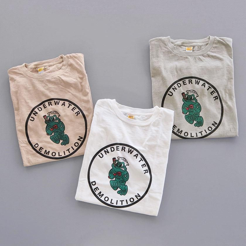 <img class='new_mark_img1' src='https://img.shop-pro.jp/img/new/icons14.gif' style='border:none;display:inline;margin:0px;padding:0px;width:auto;' />Velva Sheen Print Tee DEMOLITION