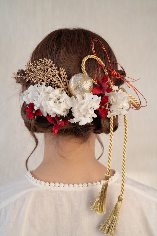 丸い金銀玉と赤いお花の髪飾りセット (水引とタッセルリボンつき)