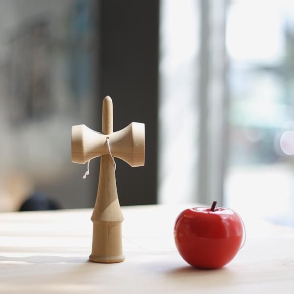 【最終値下げ】りんごの木製けん玉 Amazon | 鈴木康広 りんごのけん玉 | けん玉 | おもちゃ