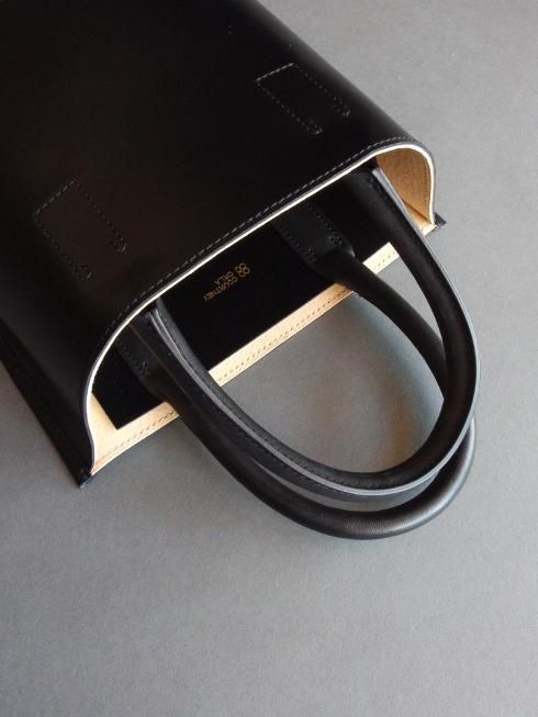COURTNEY ORLA(コートニーオーラ) / CURVE TOTE S / ブラック