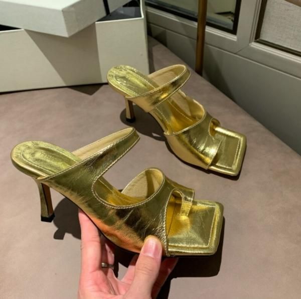 VERSACE☆関税込☆ メドゥーサ レザー トング サンダル 大特価】4色展開 フェイクレザー 合皮 メタリック スクエア