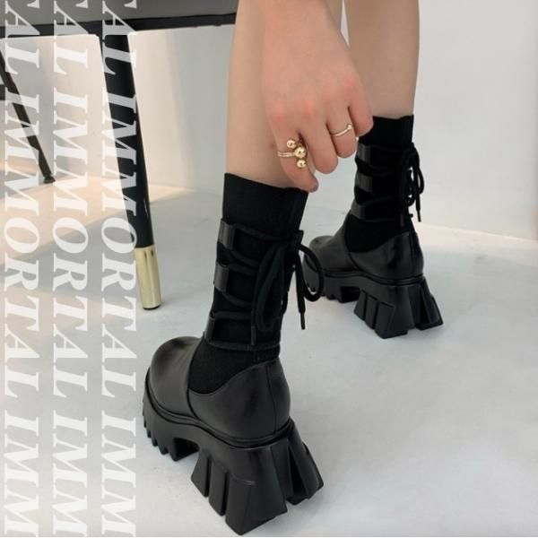 カットアウト キトゥンヒールパンプス - ブラックパテント