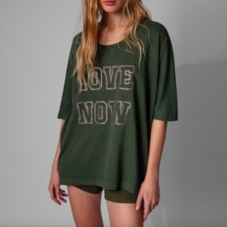 【大特価】アーミーグリーン LOVE NOW フロントロゴ Tシャツ 半袖 ラウンドネック トップス カットソー インポート 通販