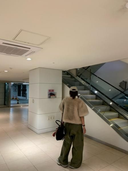 大特価】2色展開 半袖 フェイクファーコート ノーカラーファー