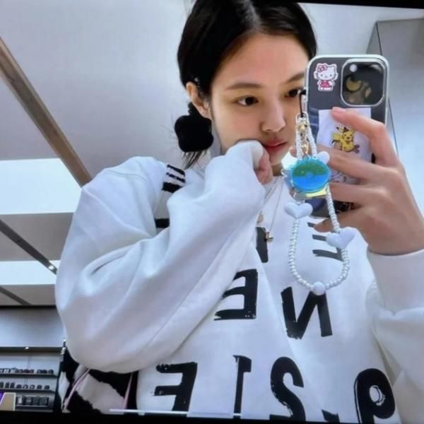 大特価】BLACKPINK jennie ジェニ着用風 フロントロゴ クルー