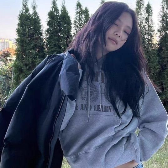 大特価】BLACKPINK jennie ジェニ着用風 グレー フロントロゴ