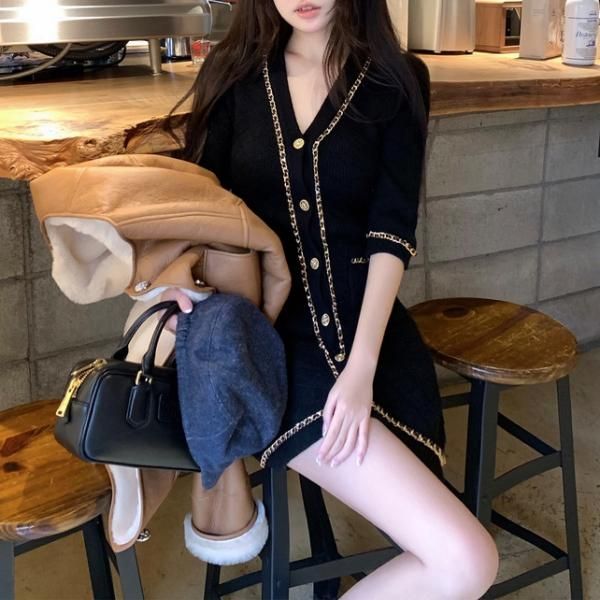 大特価】ブラック ウール混 ゴールドチェーン トリムデザイン Vネック