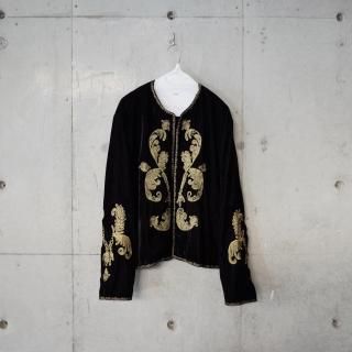 <img class='new_mark_img1' src='https://img.shop-pro.jp/img/new/icons13.gif' style='border:none;display:inline;margin:0px;padding:0px;width:auto;' />COUTURE D'ADAM VELVET EMBROIDERY JK-unisex/BLACK