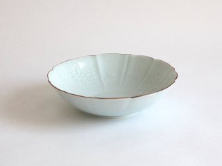 白磁陽刻菊牡丹文鉢 