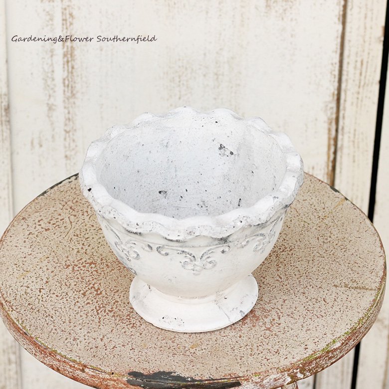 アンティーク調のシンプルなデザインの陶器鉢です。