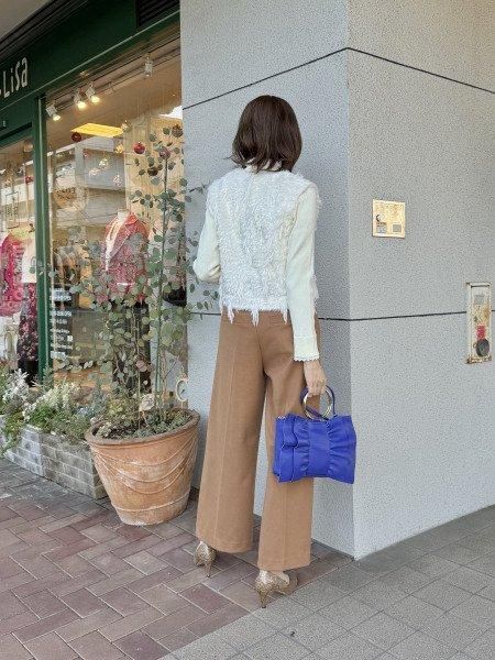 Anna Kerry(アンナケリー)光沢フェザータッチシャギー深Vネック