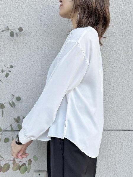 Anna Kerry(アンナケリー)デシンノーカラーブラウス・ショート丈