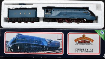 ؼ֡A4 Renumbered to 4903 Peregrine LNER Garter Blue Etched Nameplates and Cab Crew