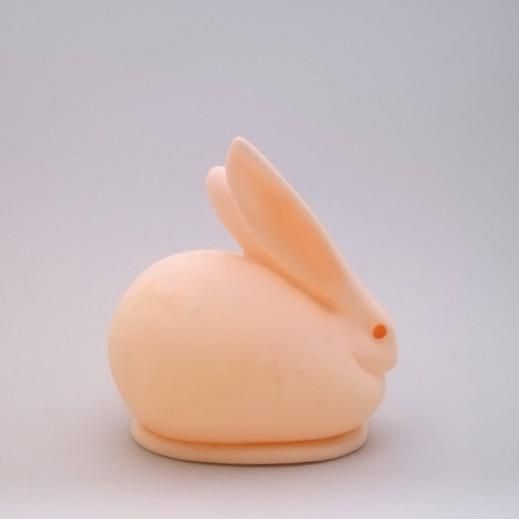 桃色うさぎの貯金箱 奇声を発して暴れる坊や 桃色うさぎの貯金箱 奇声を発して暴れる坊や