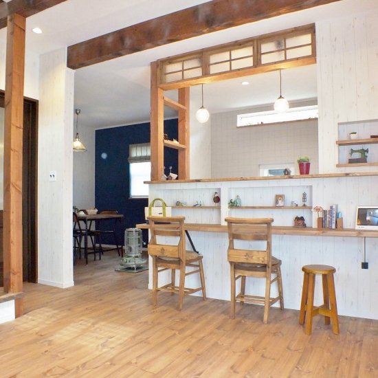 カフェ風カウンターが楽しいキッチンのある家 かわいい家photo