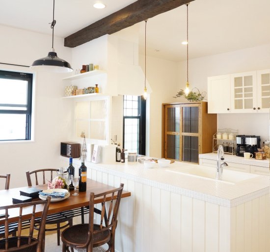 白いタイルのキッチンがかわいいおうち かわいい家photo