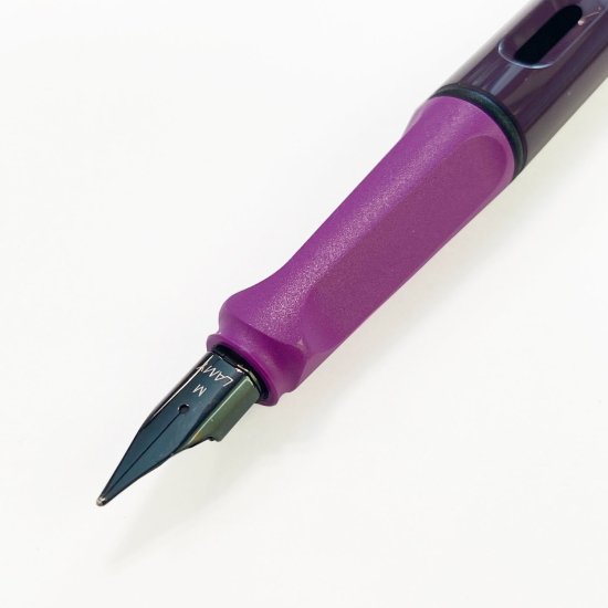 LAMY(ラミー) Safari 2024年限定色 ヴァイオレットブラックベリー 万年筆 細字 - デザイン文具 STYLE DEE.