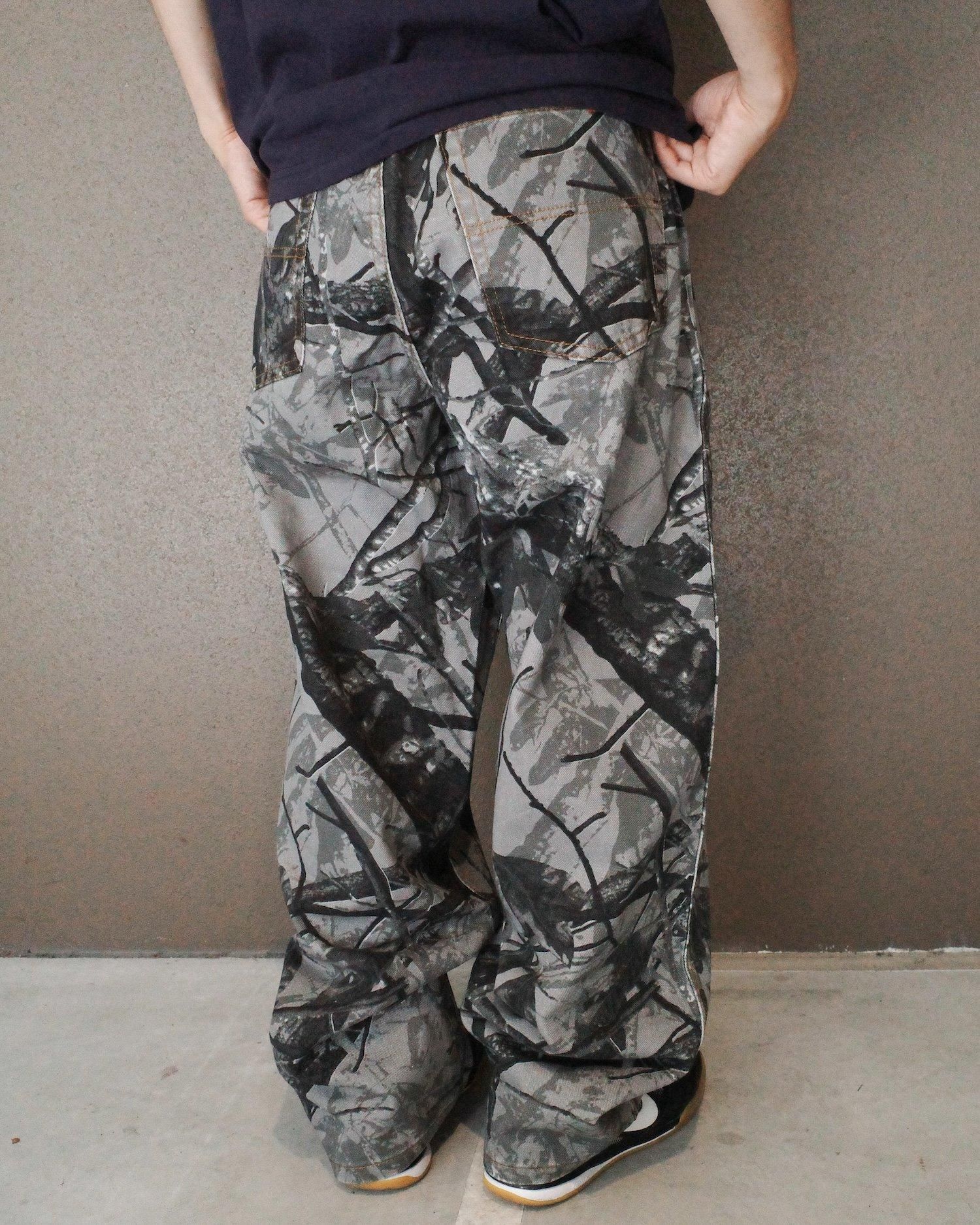 BUTTER GOODSFoliage Camo Denim Jeans - Apple Butter Store BUTTER GOODSFoliage Camo Denim Jeans - Apple Butter Store