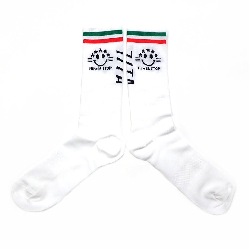 7ITA Smile Socks White | スマイルとGSGロゴ入り非対称デザイン