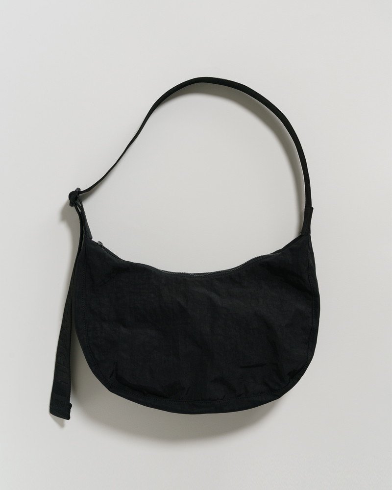 MEDIUM NYLON CRESCENT BAG　ブラック - BAGGU Japan