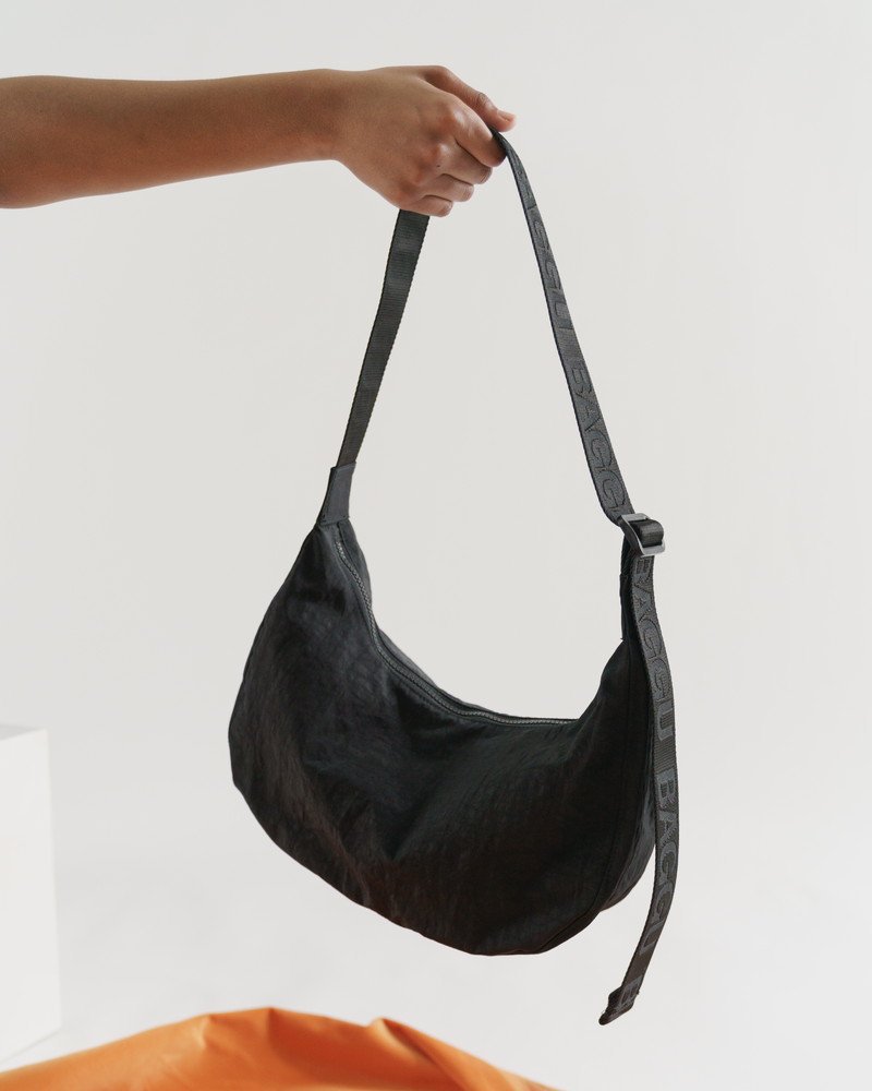 MEDIUM NYLON CRESCENT BAG　ブラック - BAGGU Japan