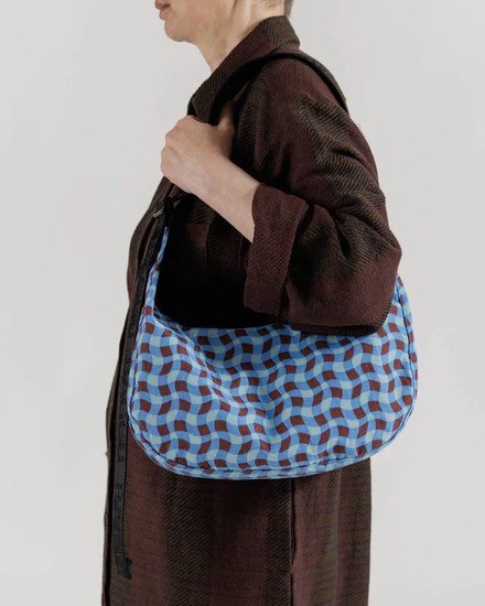 MEDIUM NYLON CRESCENT BAG ウェービーギンガムブルー - BAGGU Japan