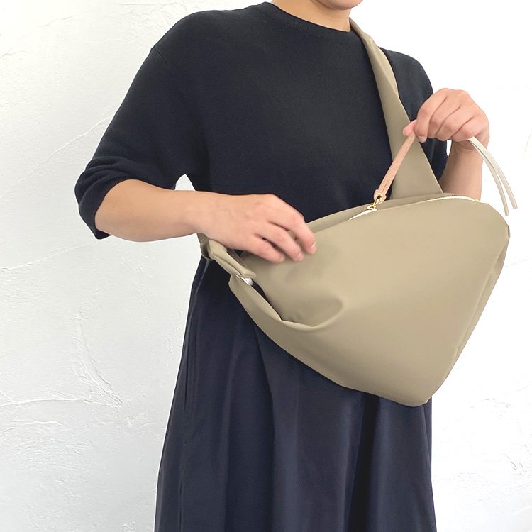 日本未入荷 専用です【美品】LAHELLA ボディーバック - レディース