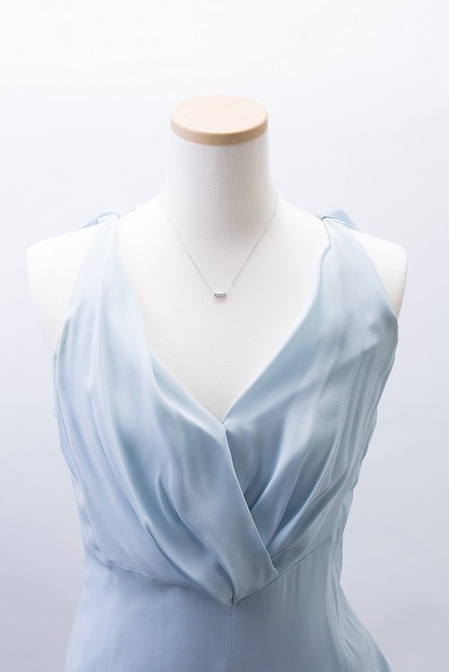 薄いブルーのドレスに合うダイヤモンドジュエリー
